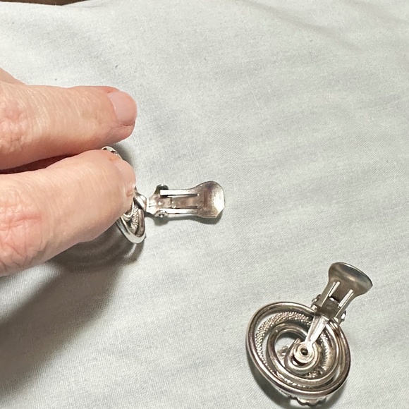 2/$20 Silver Tone Earrings Cala Lilly Clip On’s Metal Swirl Style Vintage - Picture 4 of 11